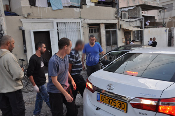 بالفيديو والصور: اعتقال أب وابنائه الثلاثة في مداهمة للشرطة لاحد البيوت العربية في العجمي